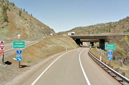 [09-13-2021] Condado De Siskiyou, CA - Una Persona Muere Y Dos Resultaron Heridas Después De Un Mortal Accidente En Sentido Contrario Cerca Del Puente En La Carretera Interestatal 5
