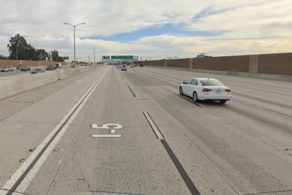 [02-22-2022] Condado de Los Ángeles, CA - Una Persona Herida Después de Que Un Autobús de Fiesta de Limusina Robado SE Estrelló Contra Un Vehículo en Acton