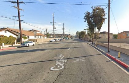 [03-19-2022] Condado de Los Ángeles, CA - Dos Personas Hospitalizadas Después de Que Un Coche SE Estrellara Contra Una Casa en Commerce
