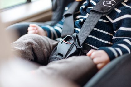 Detalle de la hebilla de la silla de auto para niños correctamente abrochada