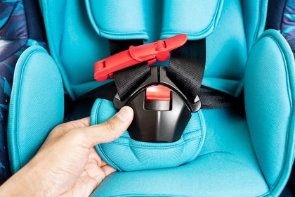 lista de comprobación de la seguridad de los asientos infantiles - ajuste correcto de las hebillas y correas a la altura del niño
