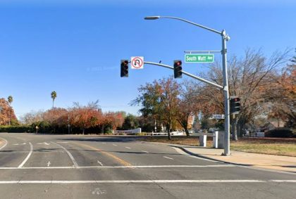 [04-08-2022] Condado de Sacramento, CA - Un Motociclista Muere en Un Choque Fatal Que Involucra a Un Camión en El Vecindario de Rosemont