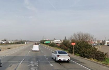 [04-19-2022] Condado de Fresno, CA - Tres Personas Heridas en Un Choque de Varios Vehículos en West Ashlan Avenue Y North Parkway Drive