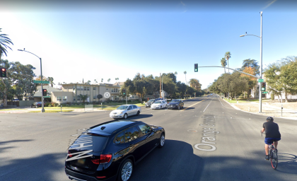 [05-16-2022] Condado de Los Angeles, CA - Una Colisión de Dos Vehículos Hace Que Un Vehículo SE Estrelle Contra Una Casa en Pasadena