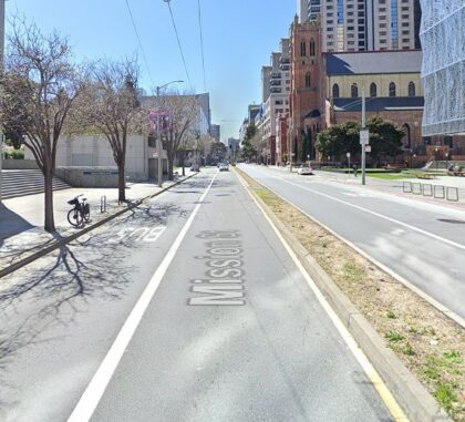 [12-05-2023] Motociclista Hospitalizado Tras Colisión de Vehículo en la Calle Mission