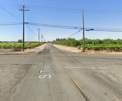 [12-08-2023] Condado de Fresno, CA - SE Solicita Ambulancia Tras Colisión de Tres Vehículos en Fowler