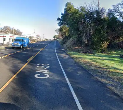 [05-09-2024] Dos Personas Heridas Tras Chocar Una Camioneta Contra Una Posada De Red Bluff En La Calle Principal