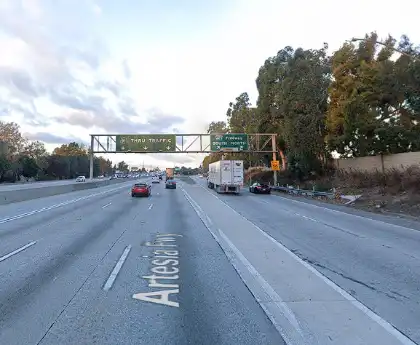 [05-10-2024] Un Conductor Herido Tras Una Colisión Entre Un Vehículo Y Un Camión Cerca De La Autopista 605 En Bellflower