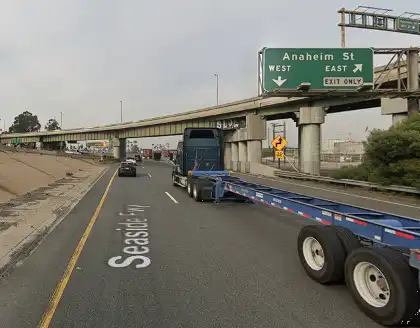 [05-13-2024] Muere Una Persona Y Otras Tres Resultan Heridas Tras Una Persecución Que Desembocó en Una Colisión Temeraria Entre Un Vehículo Y Un Camión en Long Beach
