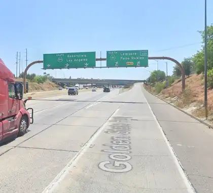 [05-15-2024] Una Persona Hospitalizada Tras Un Choque De Varios Vehículos En El Que Se Vieron Implicados Dos Camiones De Gran Tonelaje A Lo Largo De La Autopista 99