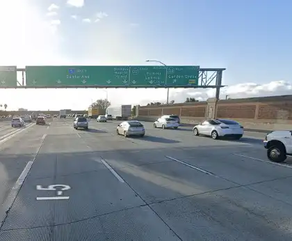 [06-08-2024] Condado De Orange, CA - Una Persona Muerta Y Otra Herida Tras Una Colisión Múltiple En La Autopista De Santa Ana