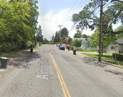 [06-18-2024] Condado De Sacramento, CA - Dos Personas Hospitalizadas Tras Chocar Un Vehículo Contra Una Vivienda En Orangevale