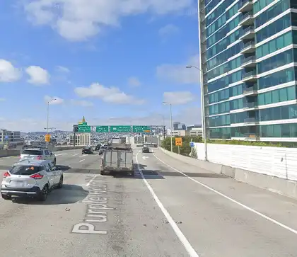 [05-25-2024] Una Persona Herida Tras Un Choque Entre Tres Vehículos Que Se Dan A La Fuga En El Puente De La Bahía