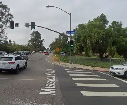 [06-21-2024] Conductor Anciano Hospitalizado Tras Caer Al Agua Después De Colisionar Dos Vehículos En Mission Bay Drive