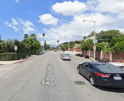 [10-10-2024] Condado De Los Angeles, CA - Tres Hospitalizados Tras Una Colisión De Dos Vehículos En West Fountain Avenue En Hollywood