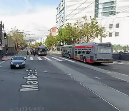 [08-27-2024] Un Ciclista Y Un Motociclista Hospitalizados Tras Una Colisión En Market Street