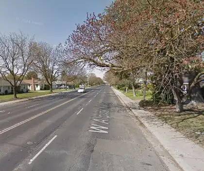 [10-30-2024] Condado De San Joaquin, CA - Los Medicos Responden A Una Colision Entre Una Motocicleta Y Un Vehiculo En La Avenida West Alpine En Stockton