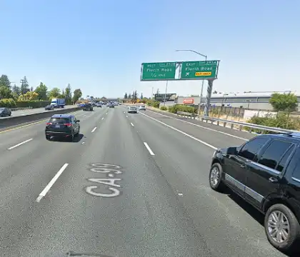 [10-31-2024] Condado De Sacramento, CA - Una Ambulancia Acudió Tras Un Choque Entre Una Motocicleta Y Un Vehículo. Vehicle Crash On Highway 99 Near Florin Road