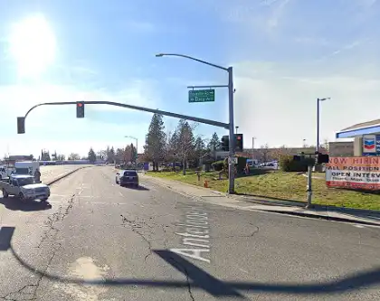 [11-04-2024] Condado De Sacramento, CA - Una Ambulancia Acudió Tras Un Choque De Dos Vehículos En Las Carreteras Antelope Y Roseville