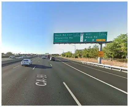 [11-18-2024] Se Informa De Heridos Leves Tras Un Choque De Dos Vehículos Con Un Camión De Caja En La Autopista 99