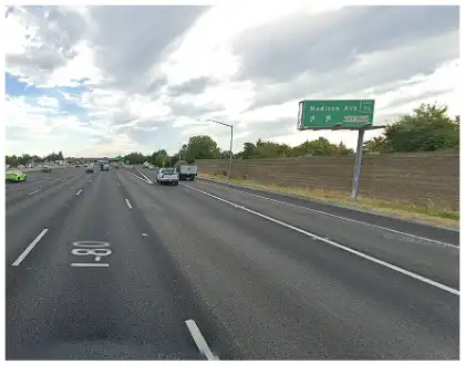 [11-18-2024] Una Ambulancia Acudió Tras Un Choque De Dos Vehículos En La I-80 En North Highlands