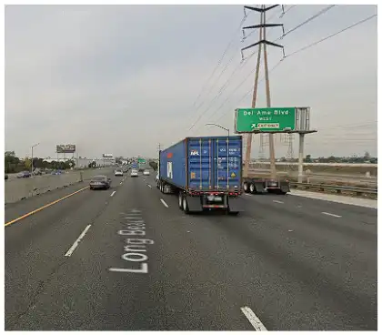 [01-02-2025] Dos Heridos Después De Que Un Semirremolque Volcara Sobre Una Camioneta En La Autopista 710