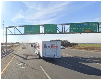 [11-22-2024] Los Equipos De Emergencia Respondieron Después De Un Choque De Tres Vehículos En La I-5 En Lathrop