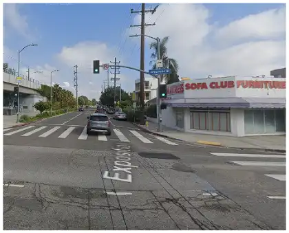 [12-03-2024] Condado De Los Angeles, CA - Colisión Frontal Entre Un Suv Tesla Y Un Autobús De Metro Deja Dos Heridos En Sawtelle