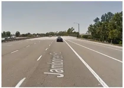 [02-10-2025] Muere Un Conductor Que Circulaba En Sentido Contrario Tras Chocar Frontalmente En Jamboree Road En Irvine