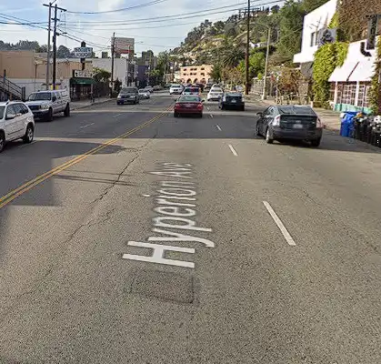 [02-13-2025] Mujer Herida Tras Chocar Un Todoterreno Contra Un Bar En Los Feliz