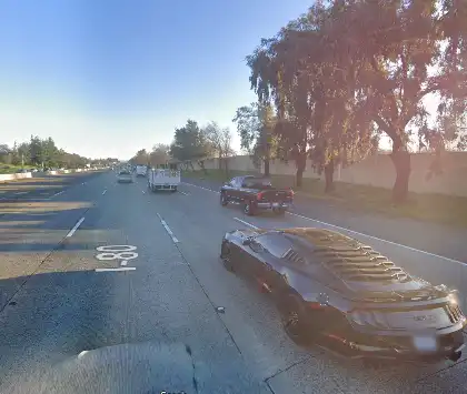 [02-13-2025] Un Camión De Gran Tonelaje Se Estrella En La Divisoria Central De La I-80 En Foothill Farms, Aún Se Desconocen Los Heridos