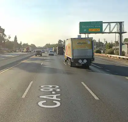 [02-19-2025] Auto Vuelca En Choque De Varios Vehículos En La Autopista 99, Se Reportan Lesiones Menores