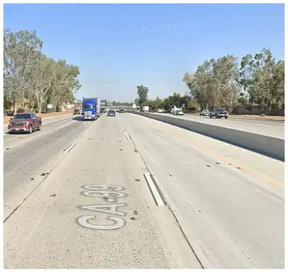 [02-20-2025 Un Hospitalizado Tras Volcarse En La Autopista 99 En Bakersfield
