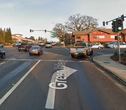 [02-20-2025] Un Muerto Y Tres Heridos Tras Una Colisión Múltiple Con Un Semirremolque En Green Valley Road