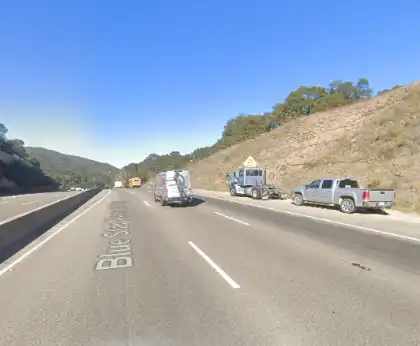[02-27-2025] Remolque Volcado Provoca La Paralización Del Tráfico En La Autopista 101 Sobre Cuesta Grade