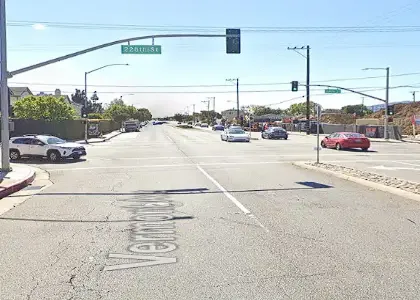 [02-28-2025] Heridos Leves Tras Chocar Un Sedán Contra Un Autobús Del Metro En Carson