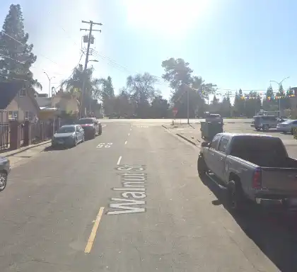[03-05-2025] Los Equipos De Emergencia Acuden Tras Un Choque De Tres Vehículos En La Avenida Walnut De Carmichael