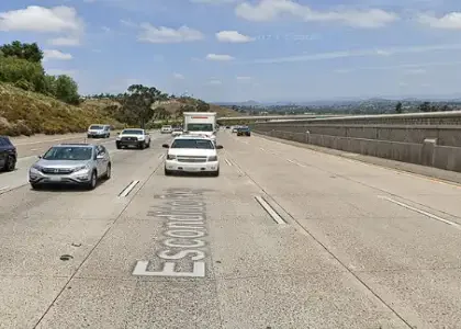 [03-11-2025] Un Honda Cr-v Azul Choca Contra La Mediana De La I-15 Cerca De Mission Road, Provocando Una Colisión Secundaria